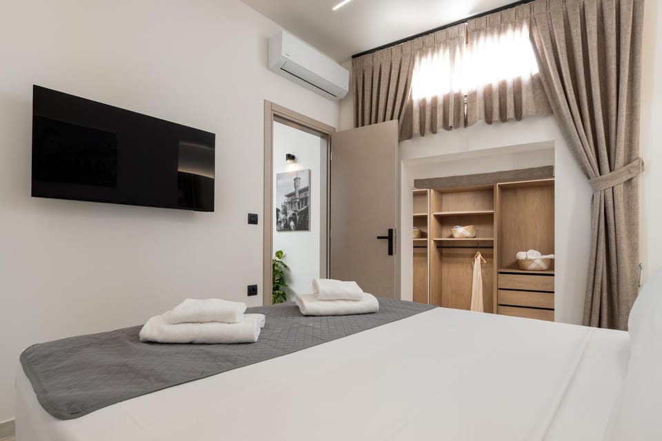 Bed, TV and multimedia, Photo of the whole room, Bedroom, wardrobe