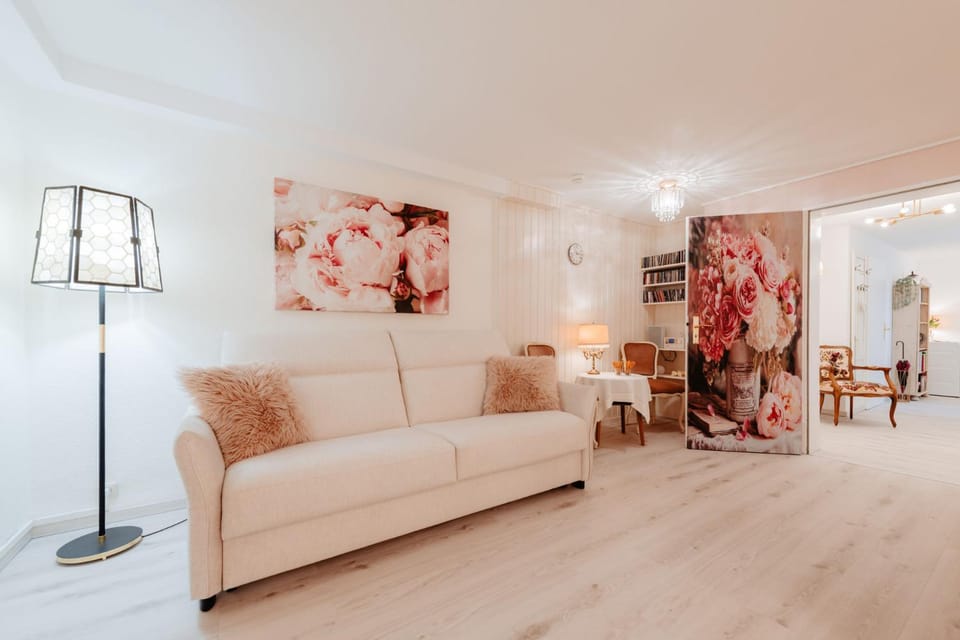 Living room, Decorative detail, Seating area