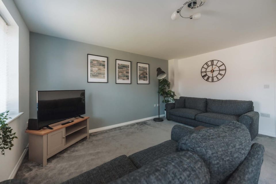 3Bed House Sleeps 5 close to James Cook Hospital House in Middlesbrough