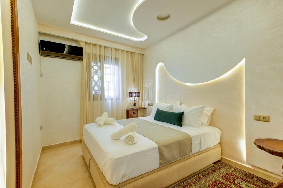 Bed, Living room, Photo of the whole room, Bedroom, towels, air conditioner