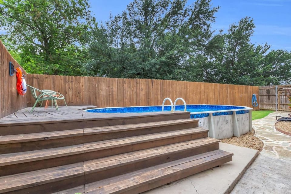 Lake-Area Retreat - Pool - Yard - Patio Games House in The Colony