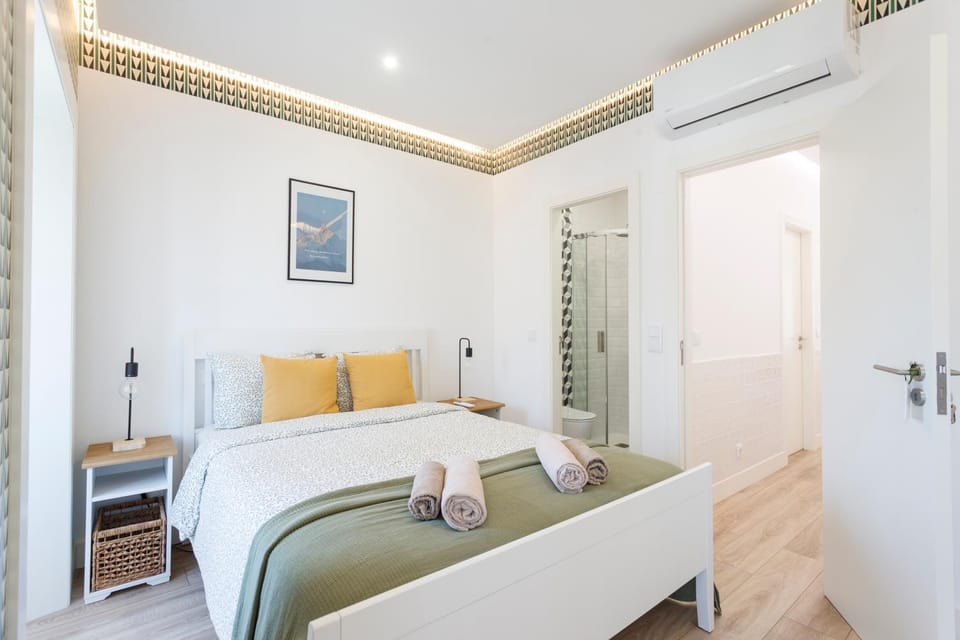 Bed, Photo of the whole room, Bedroom, towels