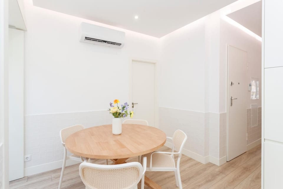 Kitchen or kitchenette, Dining area, air conditioner