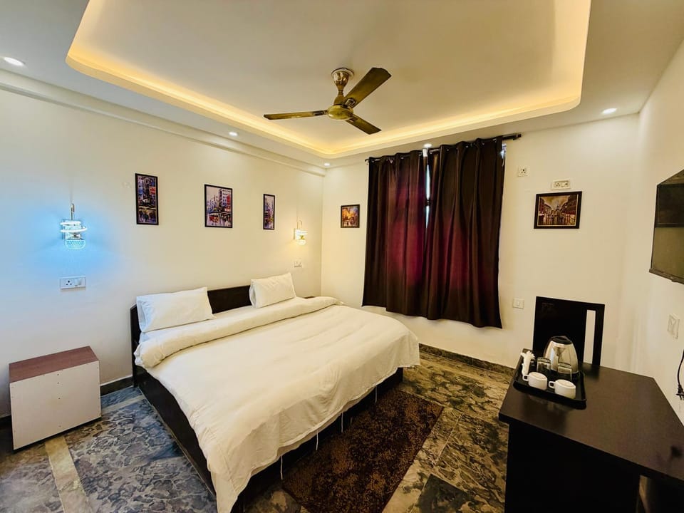 Hotel Oxygen La Vida Stay- Couple Friendly-Noida Sector 18 Hotel in Noida