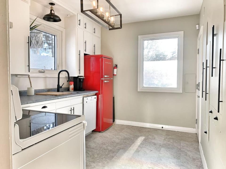 Coffee/tea facilities, Kitchen or kitchenette, dishwasher, oven, stove