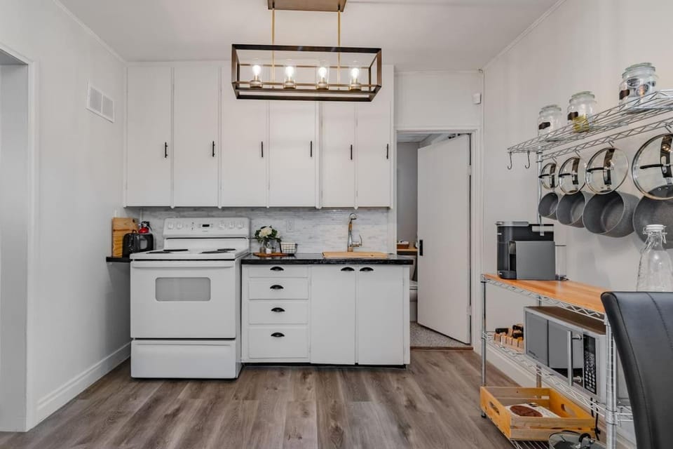 Coffee/tea facilities, Kitchen or kitchenette, oven, pet friendly, stove, toaster
