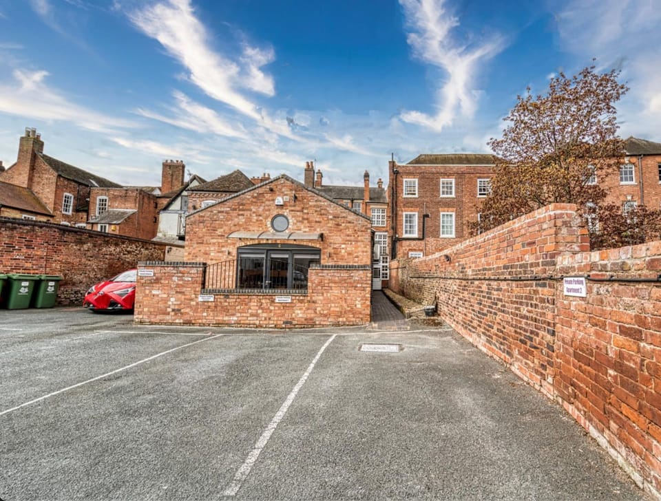 Property building, Neighbourhood, Street view, Location, Parking