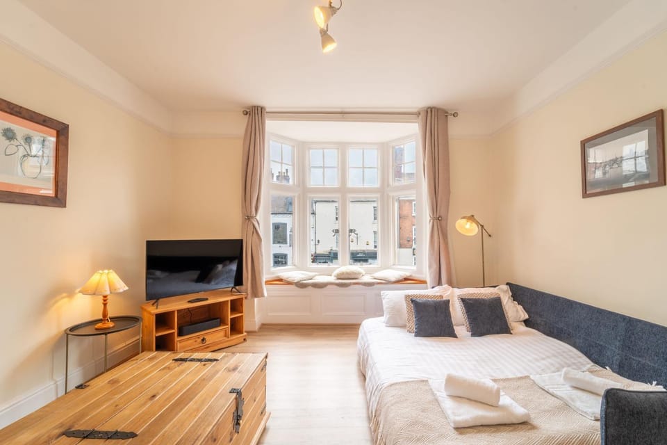 Bed, TV and multimedia, Living room, Seating area, Evening entertainment