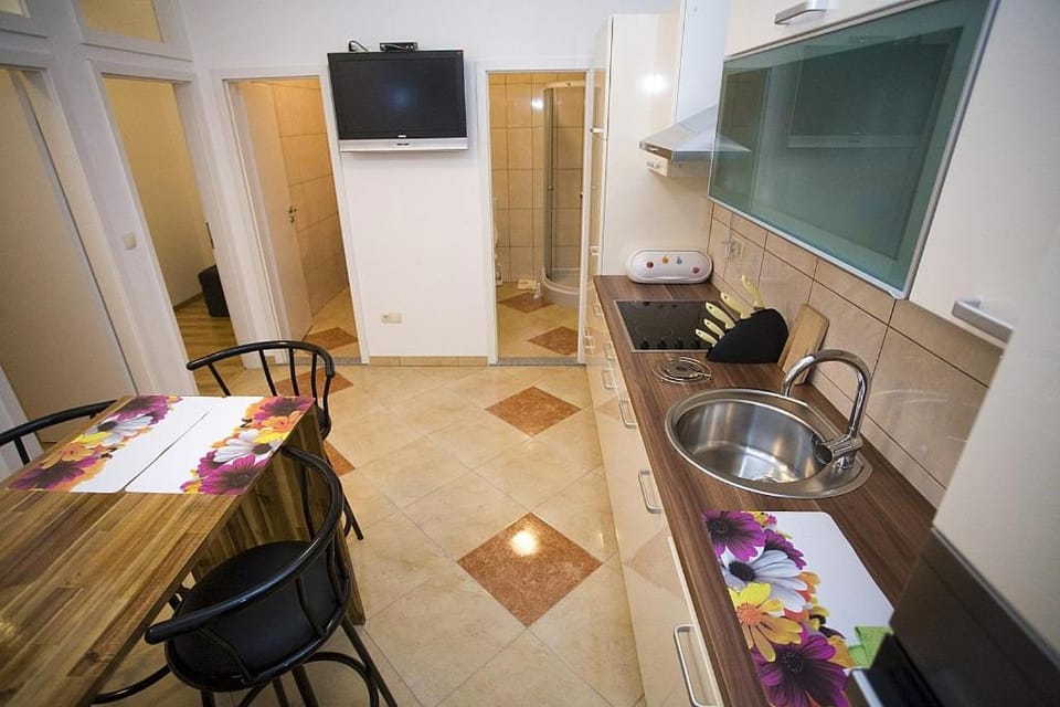 Communal lounge/ TV room, Kitchen or kitchenette, Dining area, Communal kitchen