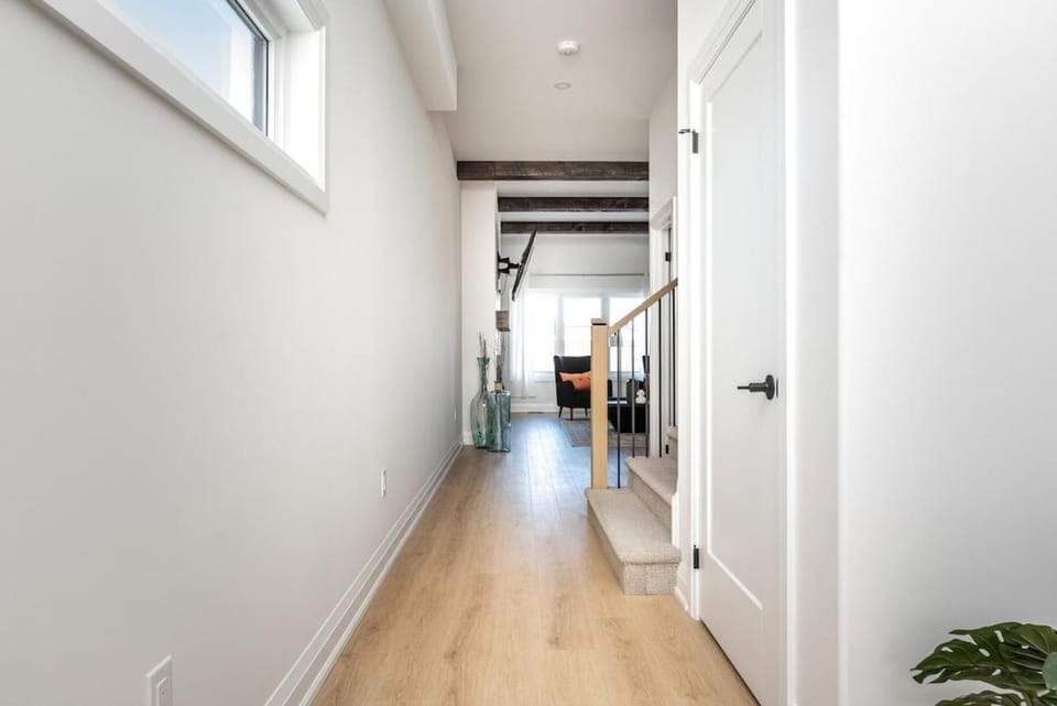 Luxury 4BR Retreat Minutes From Niagara Falls House in Niagara Falls