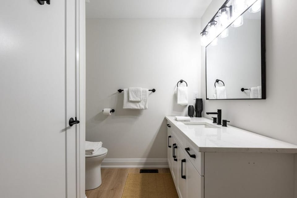 Luxury 4BR Retreat Minutes From Niagara Falls House in Niagara Falls