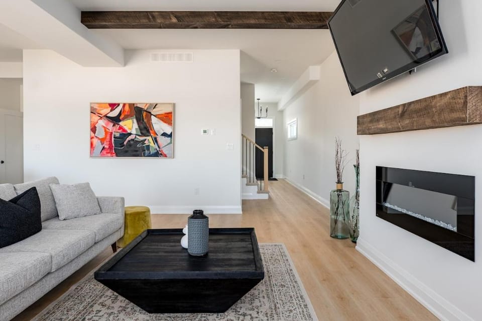 Luxury 4BR Retreat Minutes From Niagara Falls House in Niagara Falls