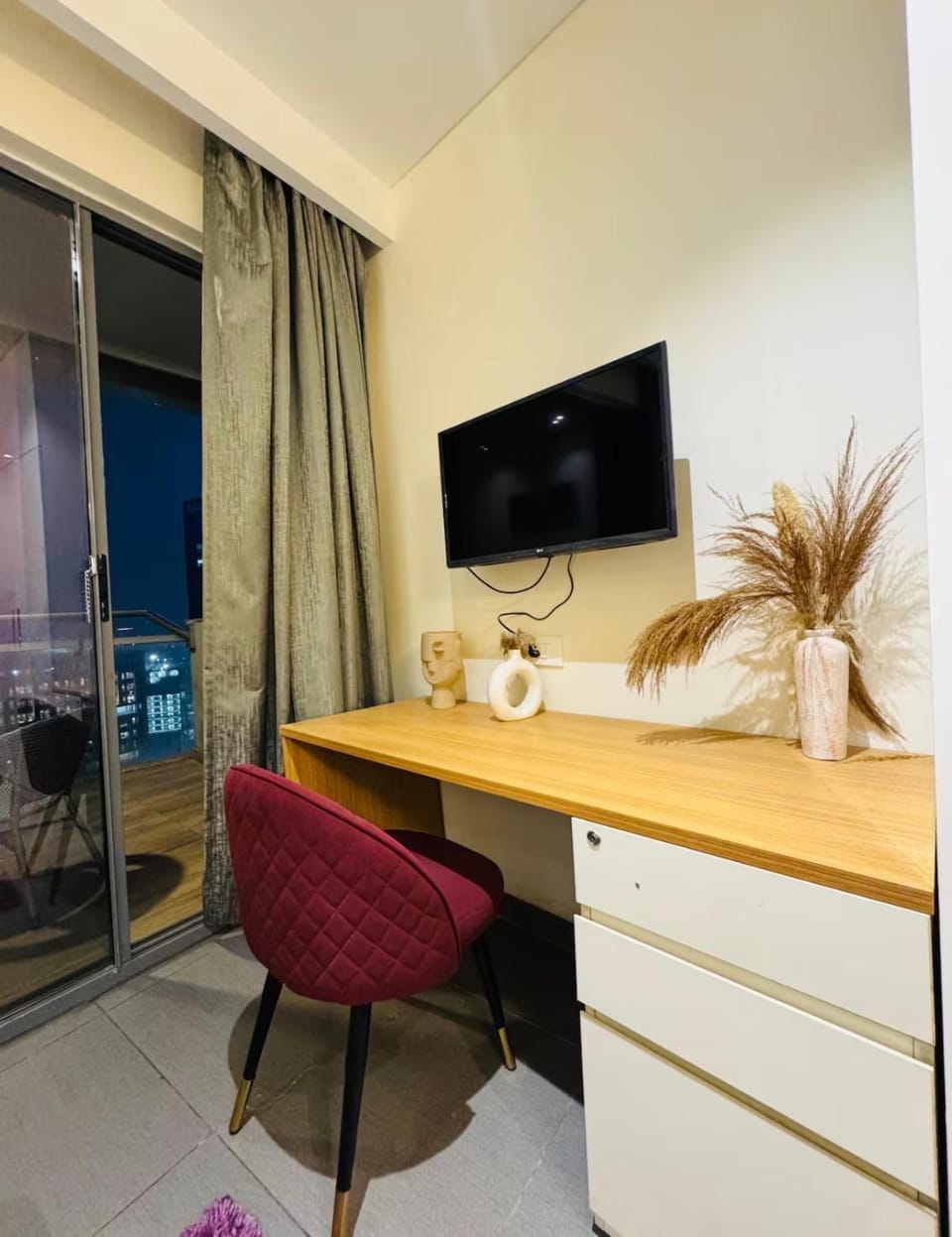 Luxury Stay At Supernova Noida Apartment in Noida