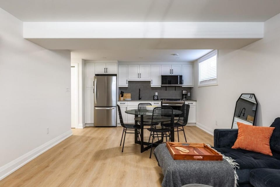 Modern Luxury Basement Suite Minutes From Falls House in Niagara Falls