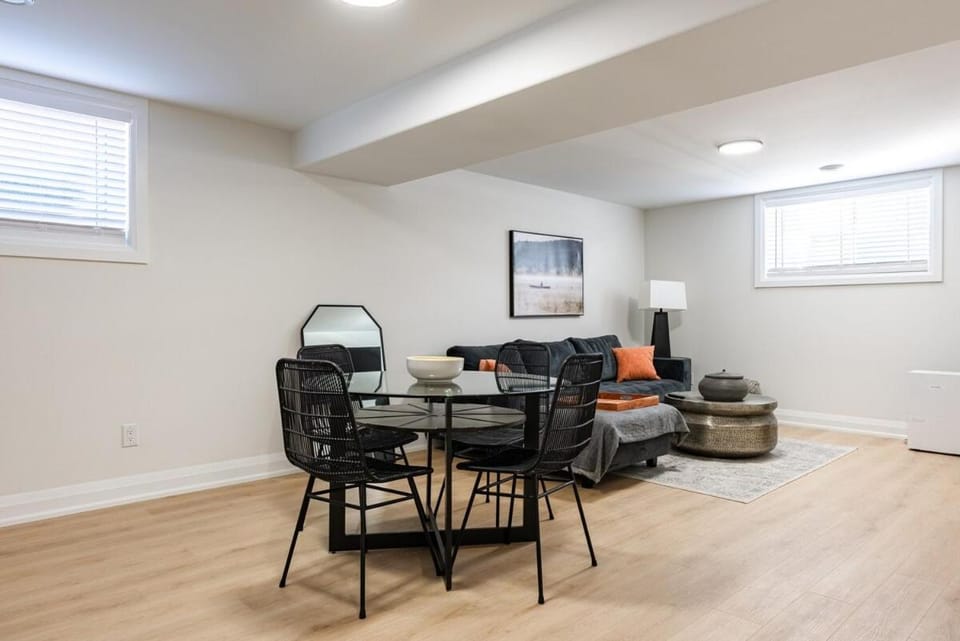 Modern Luxury Basement Suite Minutes From Falls House in Niagara Falls