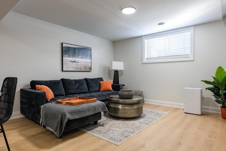 Modern Luxury Basement Suite Minutes From Falls House in Niagara Falls