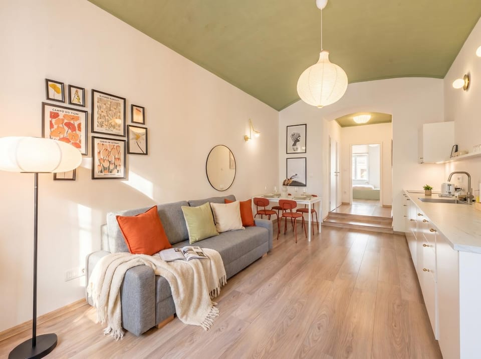 Kitchen or kitchenette, Living room, Seating area, Dining area