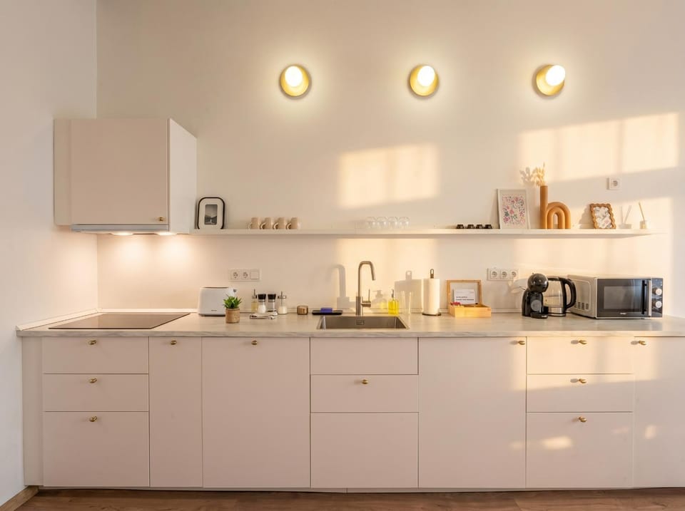 Coffee/tea facilities, Kitchen or kitchenette, stove, toaster