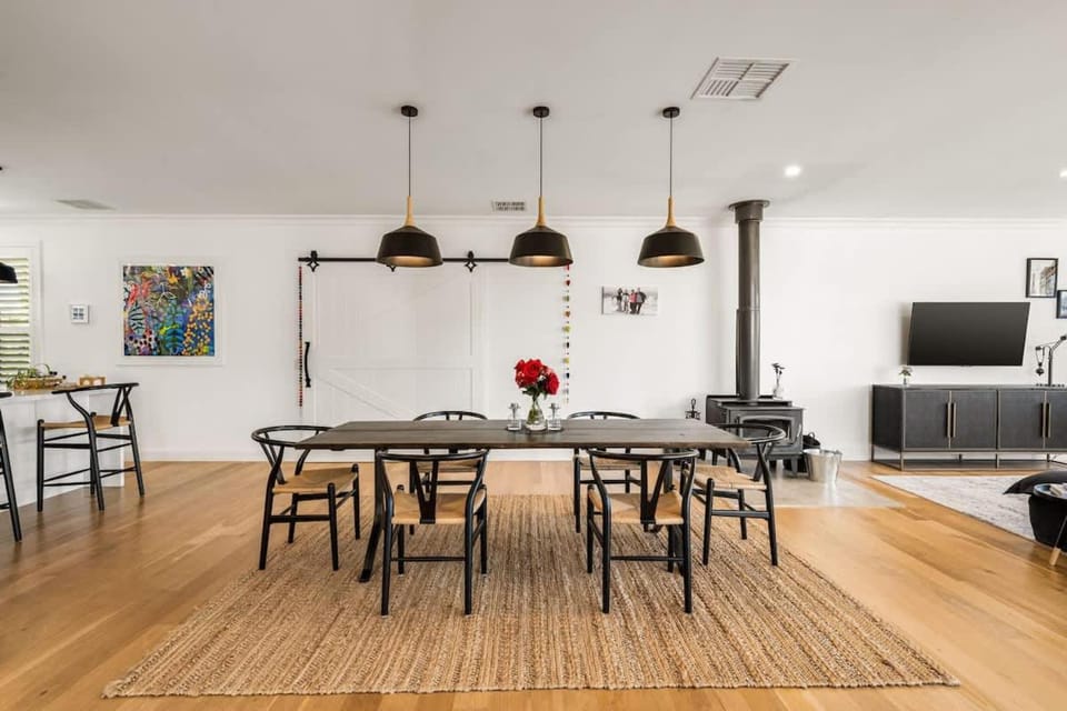 Shehan & Stone - Entertainer In The Heart Of Town House in Beechworth