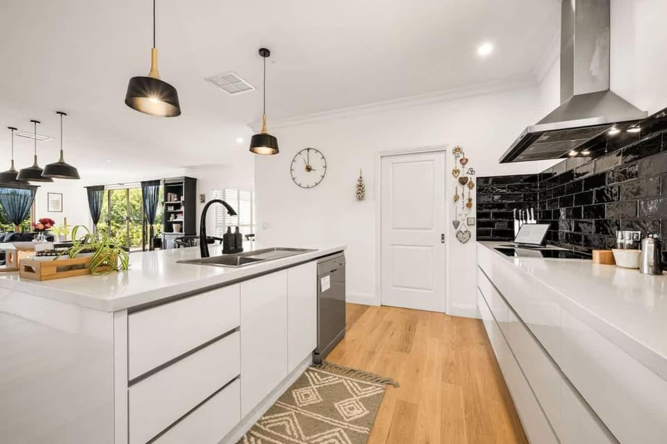 Shehan & Stone - Entertainer In The Heart Of Town House in Beechworth