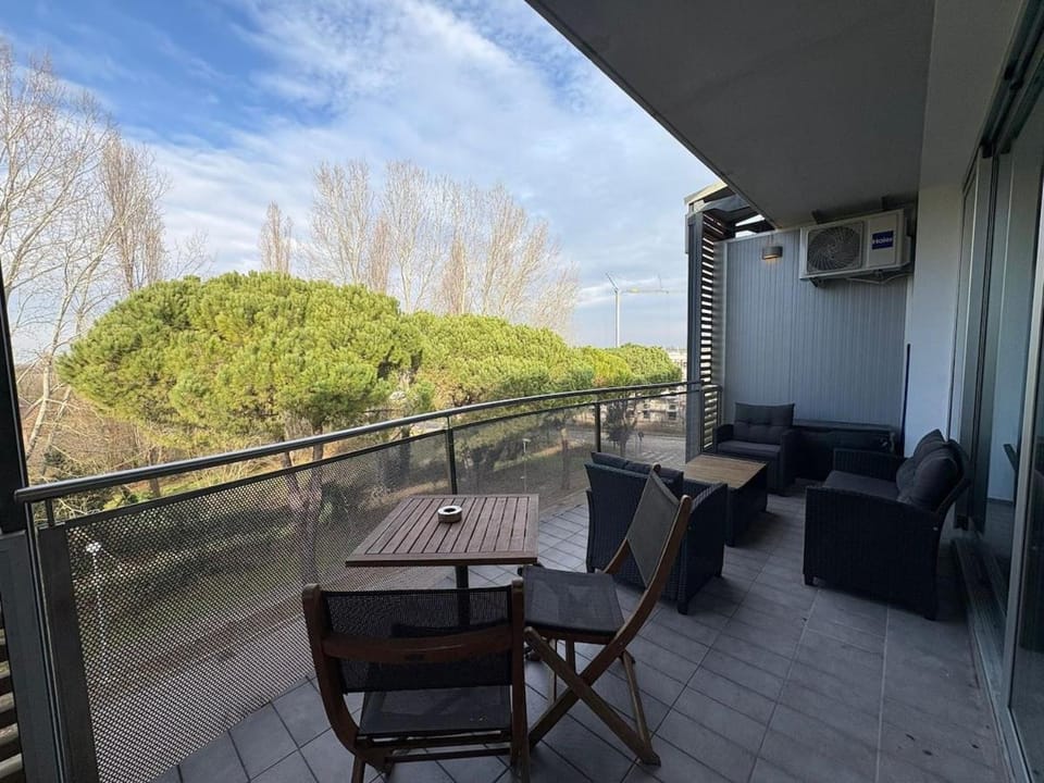 Property building, Summer, Dining area