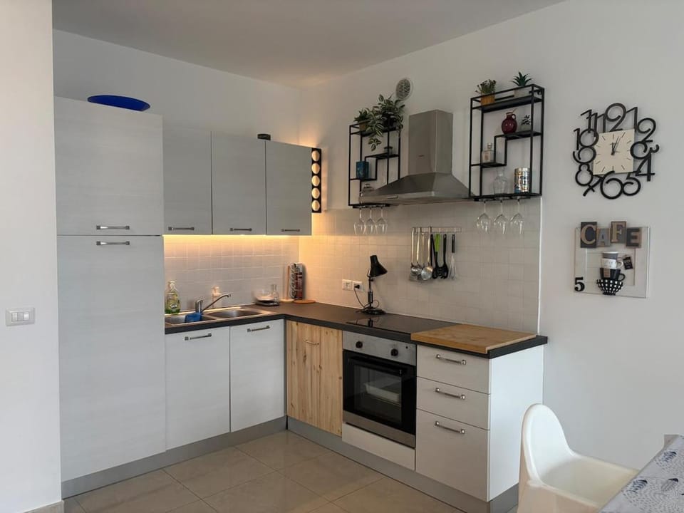 Coffee/tea facilities, Kitchen or kitchenette, oven, stove, kitchen