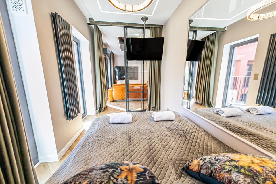 Bed, TV and multimedia, Photo of the whole room, Bedroom