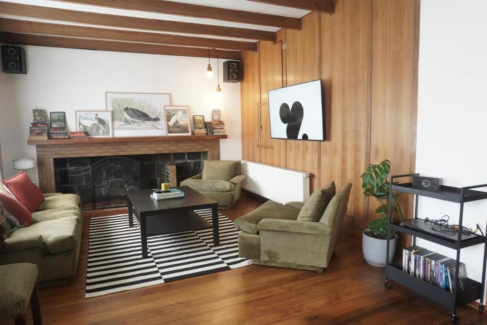 TV and multimedia, Living room, Evening entertainment