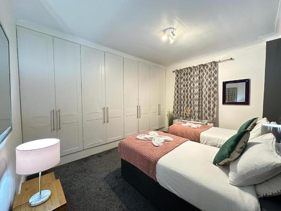Bed, TV and multimedia, wardrobe