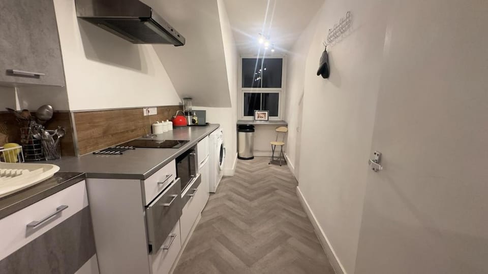 Modern Stay in Ashford Town Centre 5min to Station Apartment in Ashford