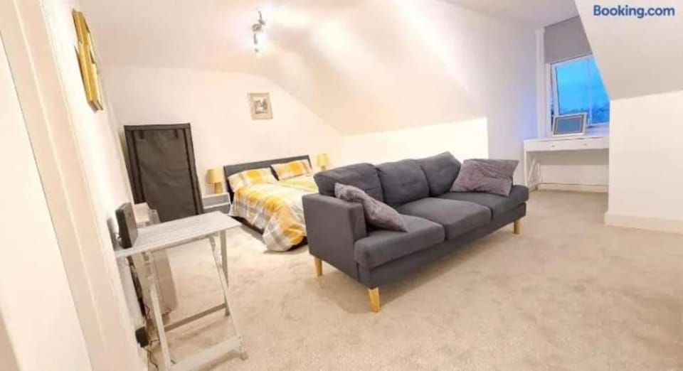 Modern Stay in Ashford Town Centre 5min to Station Apartment in Ashford