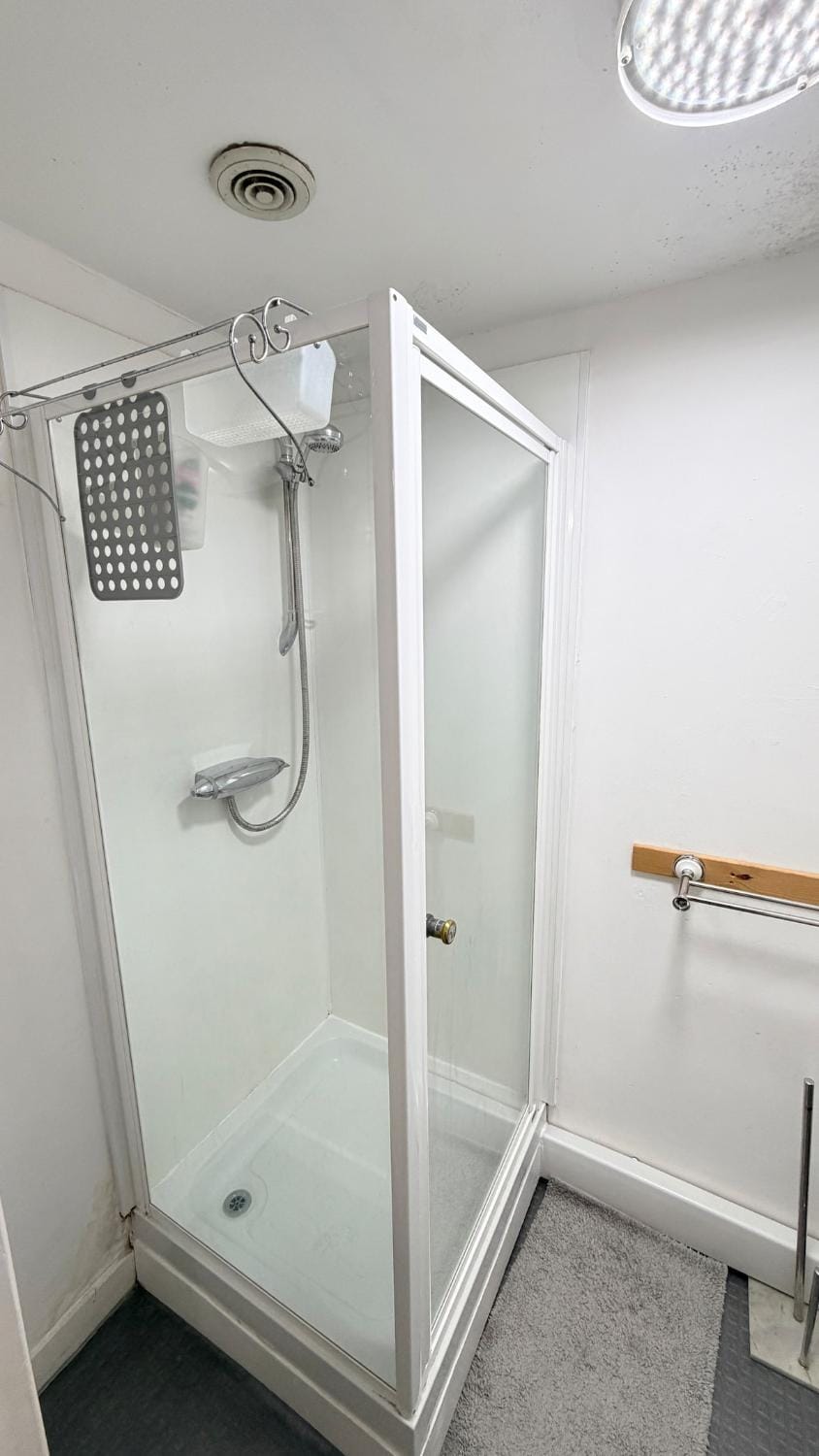 Modern Stay in Ashford Town Centre 5min to Station Apartment in Ashford