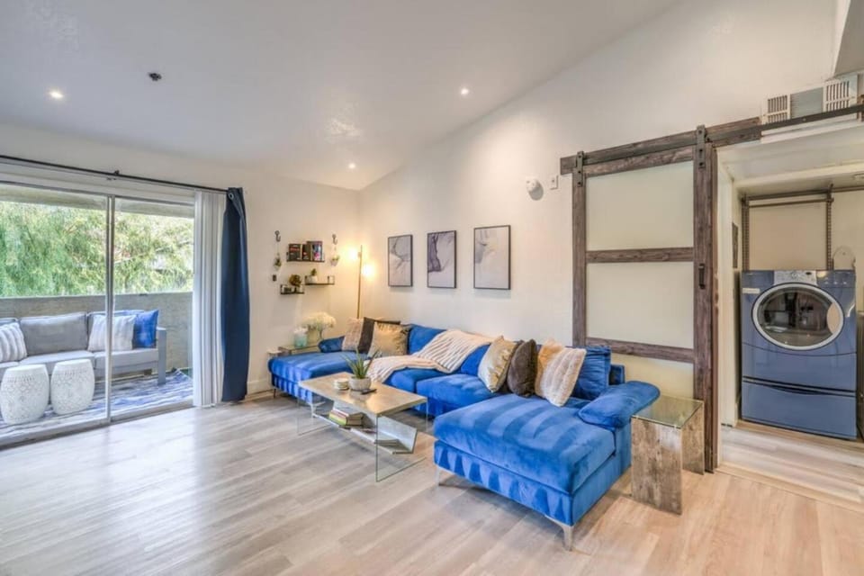 Patio, Living room, Seating area, laundry, washing machine
