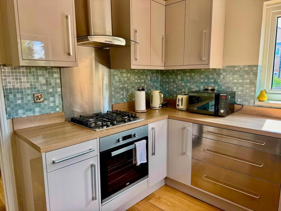 Amanah Properties - Modern 2-Bedroom Home in Harrow for 6 Guests with Free Parking Apartment in Harrow