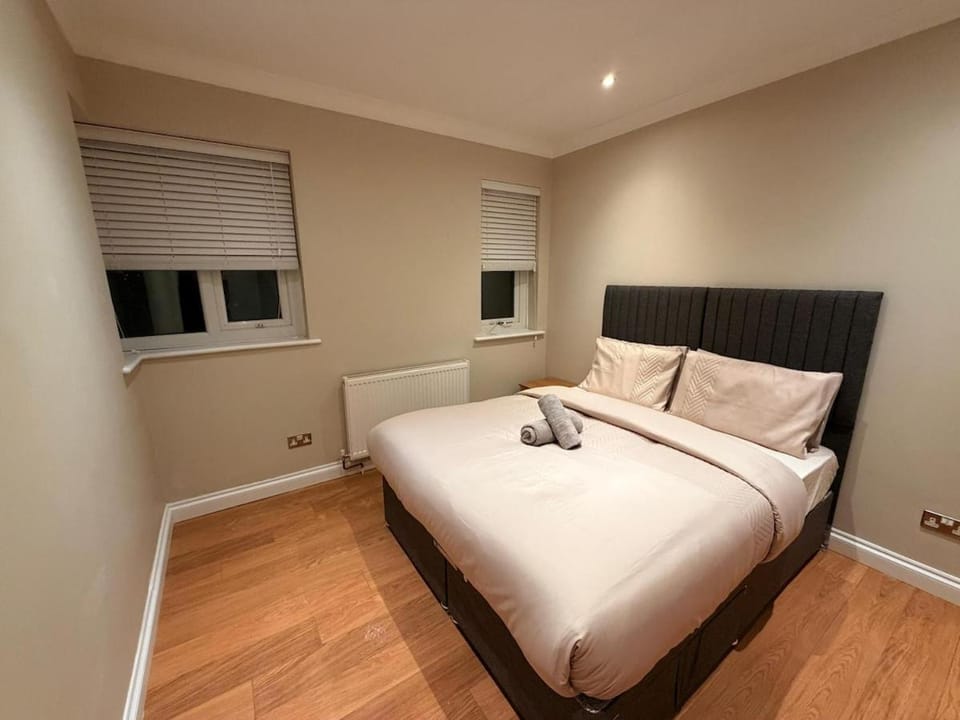 Amanah Properties - Modern 2-Bedroom Home in Harrow for 6 Guests with Free Parking Apartment in Harrow