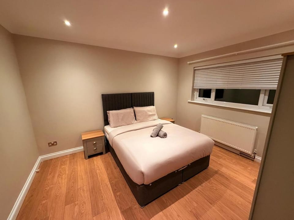 Amanah Properties - Modern 2-Bedroom Home in Harrow for 6 Guests with Free Parking Apartment in Harrow