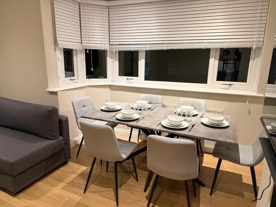 Amanah Properties - Modern 2-Bedroom Home in Harrow for 6 Guests with Free Parking Apartment in Harrow
