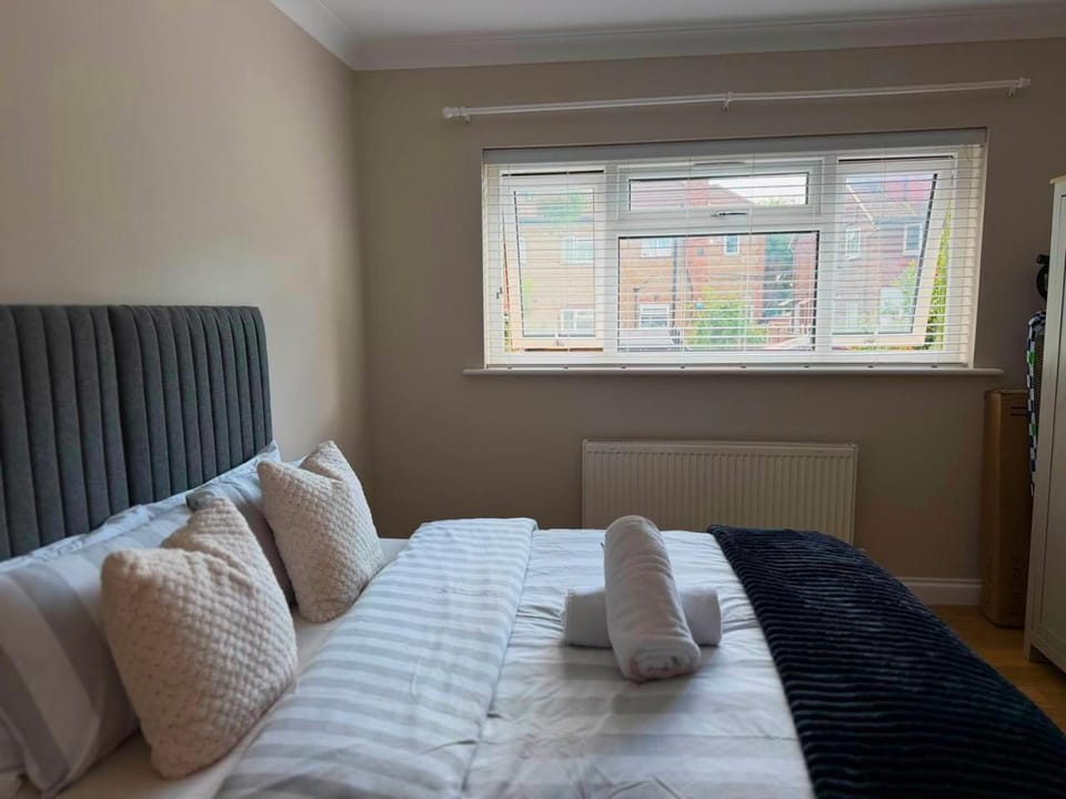 Amanah Properties - Modern 2-Bedroom Home in Harrow for 6 Guests with Free Parking Apartment in Harrow