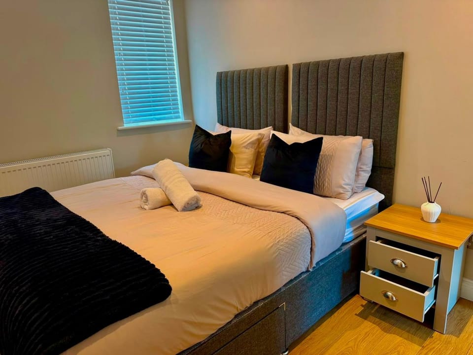 Amanah Properties - Modern 2-Bedroom Home in Harrow for 6 Guests with Free Parking Apartment in Harrow