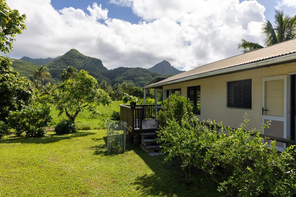 Property building, Day, Natural landscape, Garden, Mountain view