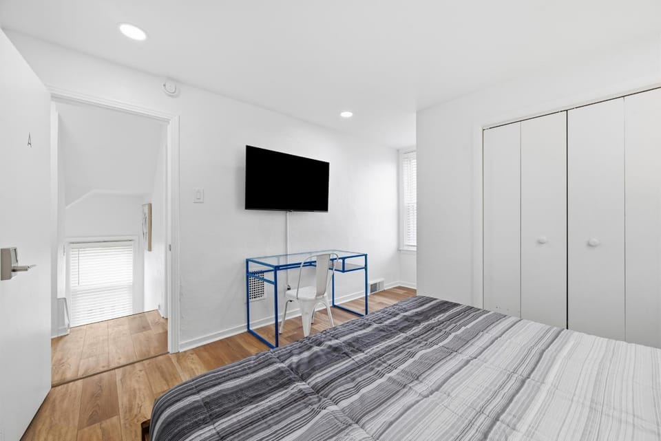 Dormont, Pittsburgh !A Spacious and Modern Private Bedroom with Shared Bathroom Vacation rental in Mount Lebanon