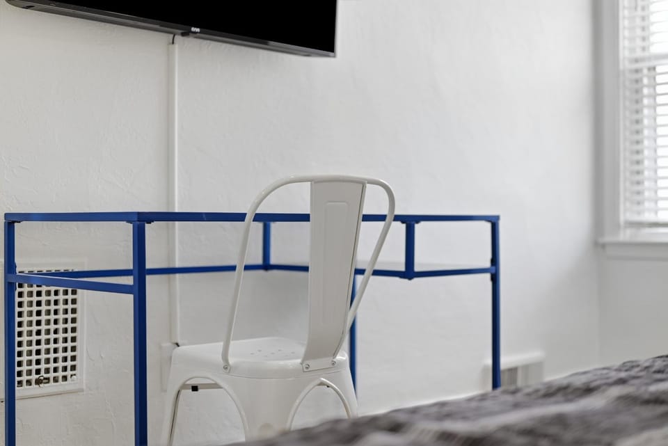 Dormont, Pittsburgh !A Spacious and Modern Private Bedroom with Shared Bathroom Vacation rental in Mount Lebanon