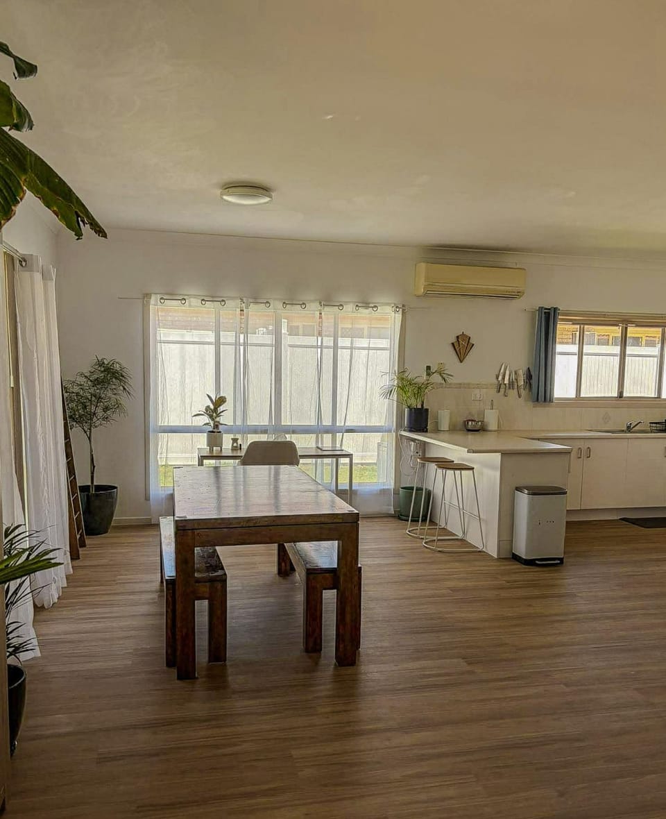 Kitchen or kitchenette, Seating area, Dining area, air conditioner