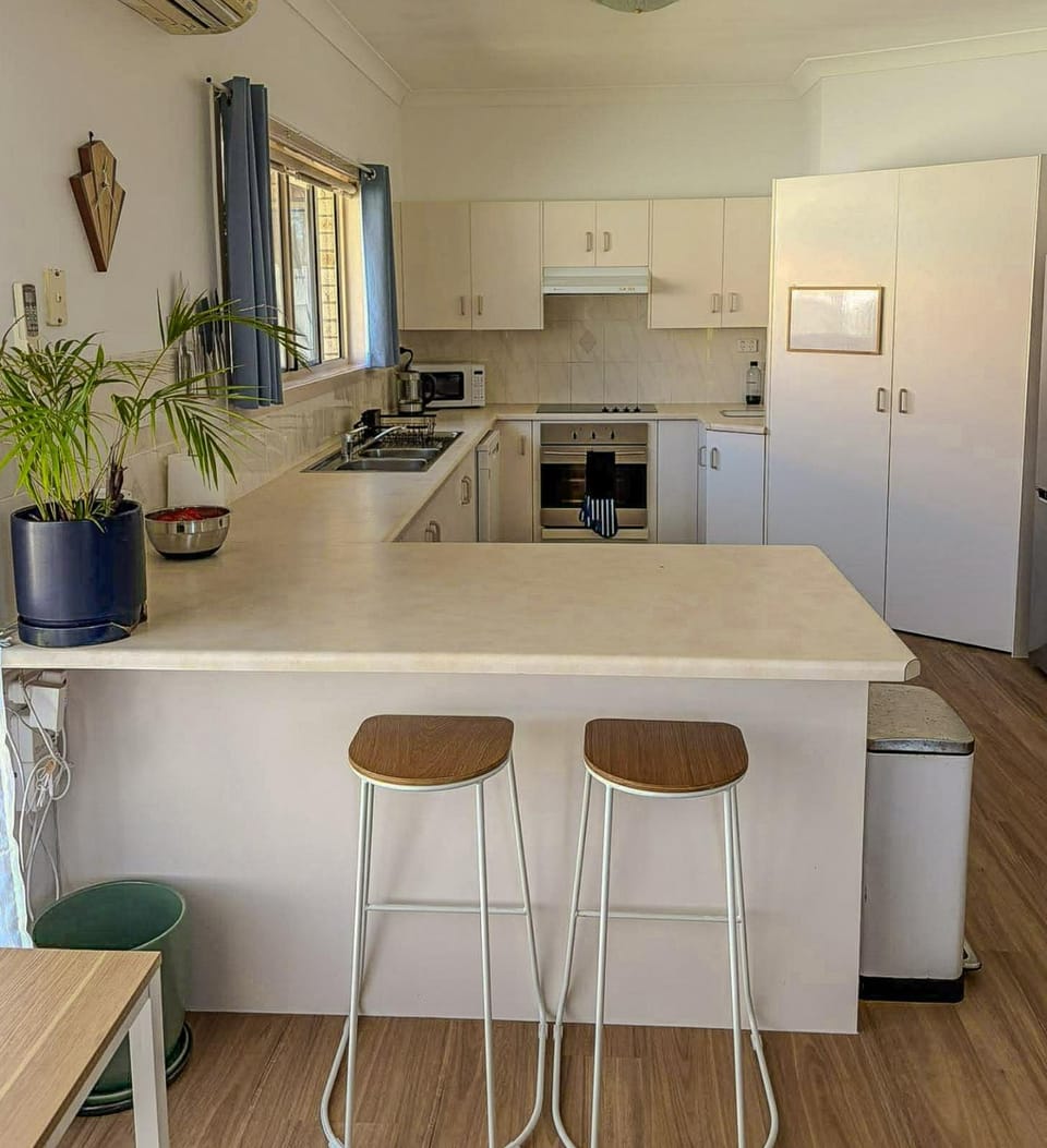 Coffee/tea facilities, Kitchen or kitchenette, Dining area, dishwasher, microwave, oven, storage, stove, air conditioner