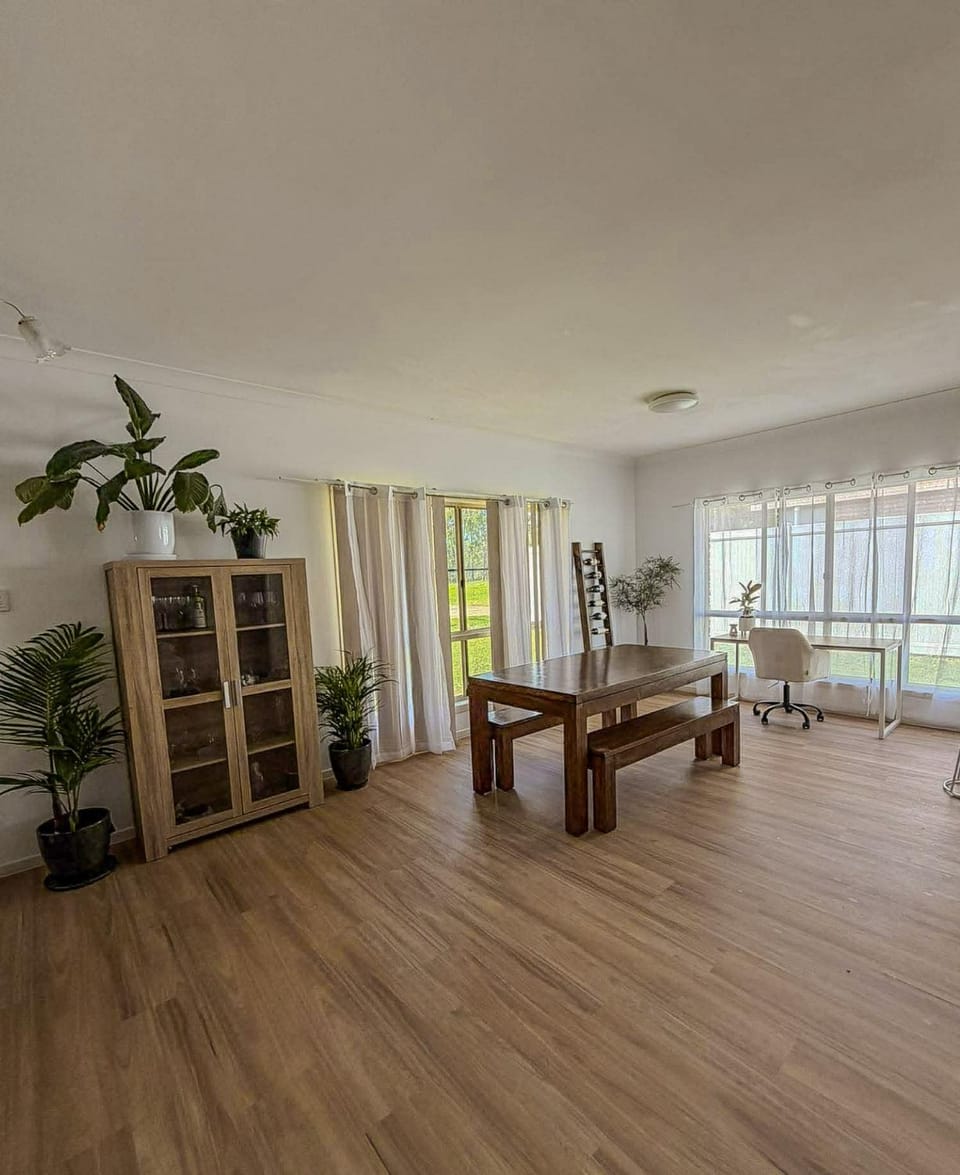 Photo of the whole room, Dining area, Garden view