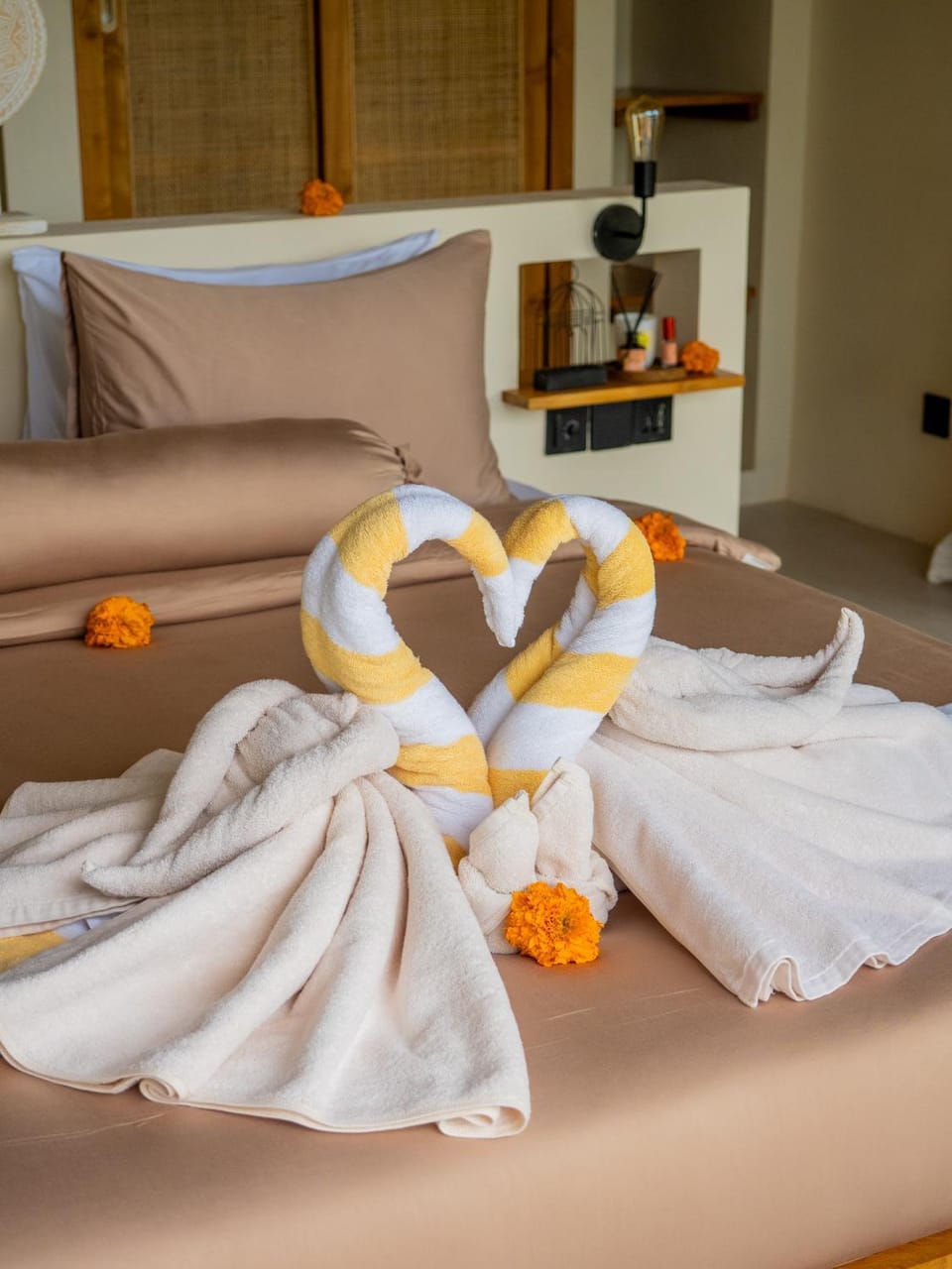 Bed, Bedroom, towels