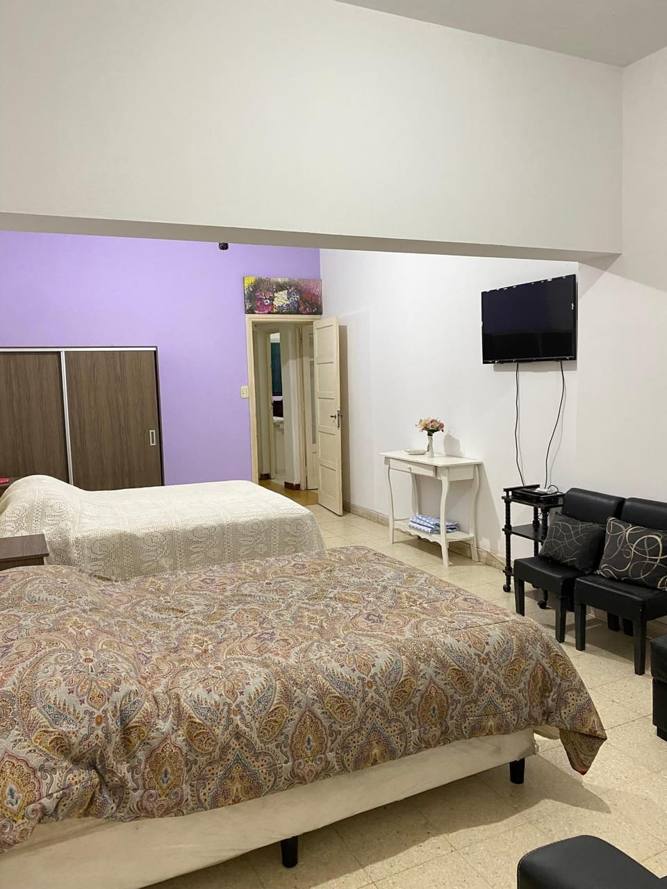 Bed, TV and multimedia, Bedroom