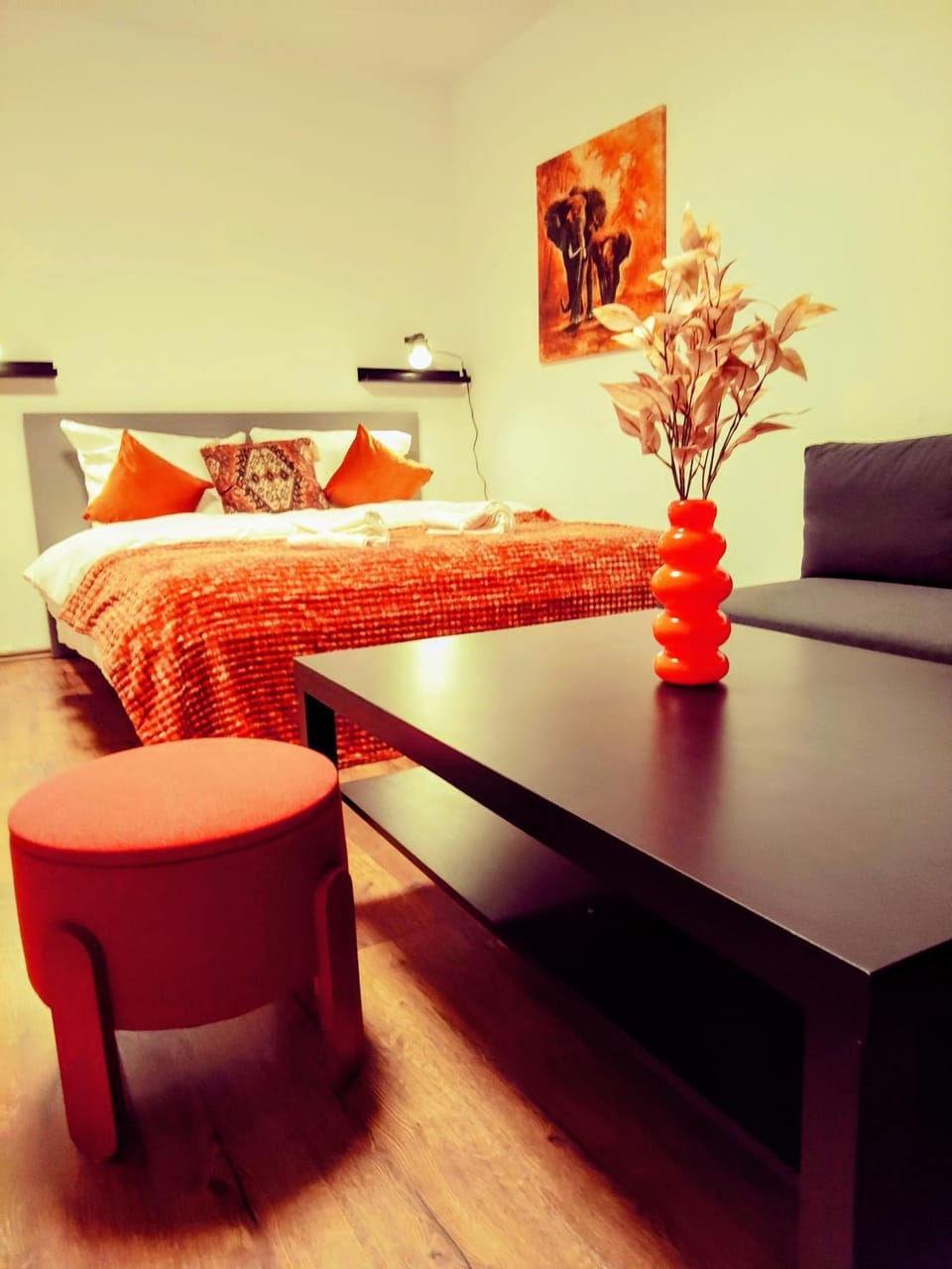 Bed, Photo of the whole room, Seating area