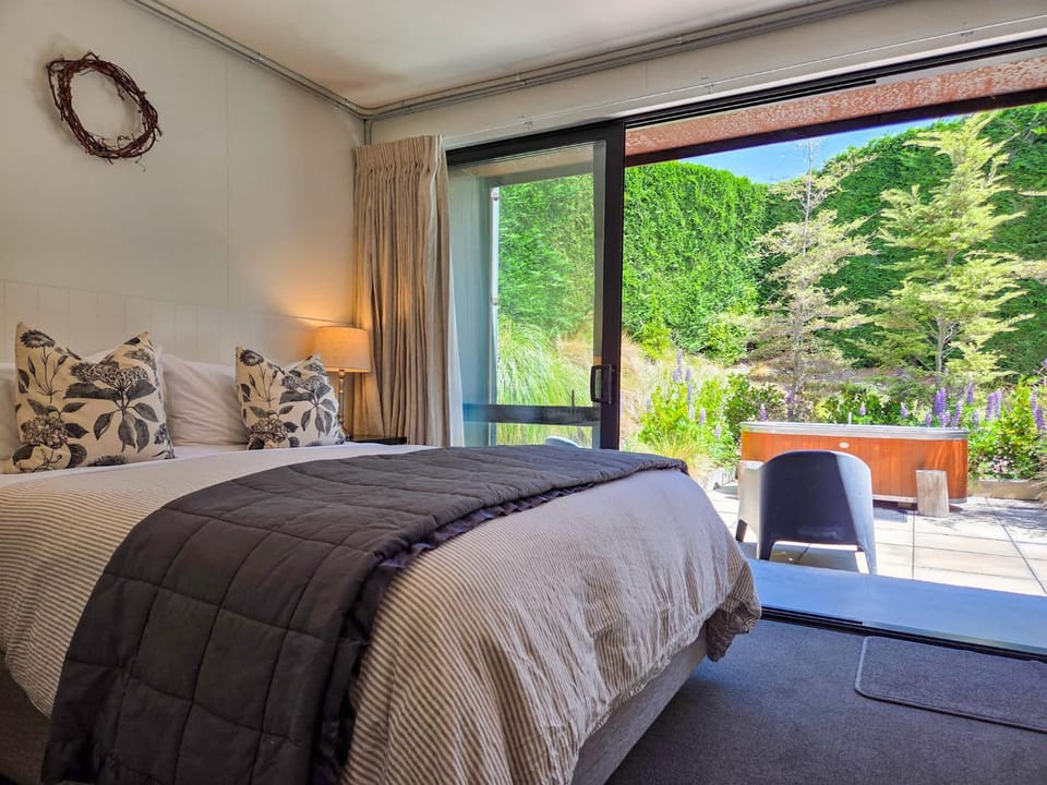 The Black House Horizon Retreat -Private Outdoor Tub House in Lake Tekapo