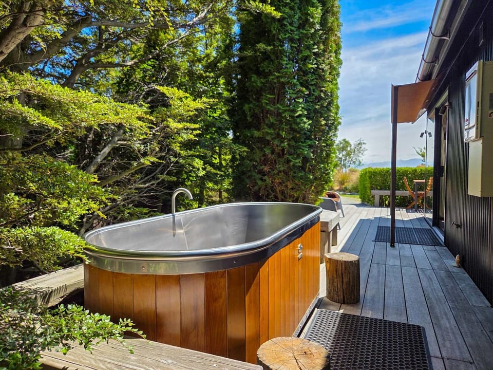 The Black House Horizon Retreat -Private Outdoor Tub House in Lake Tekapo